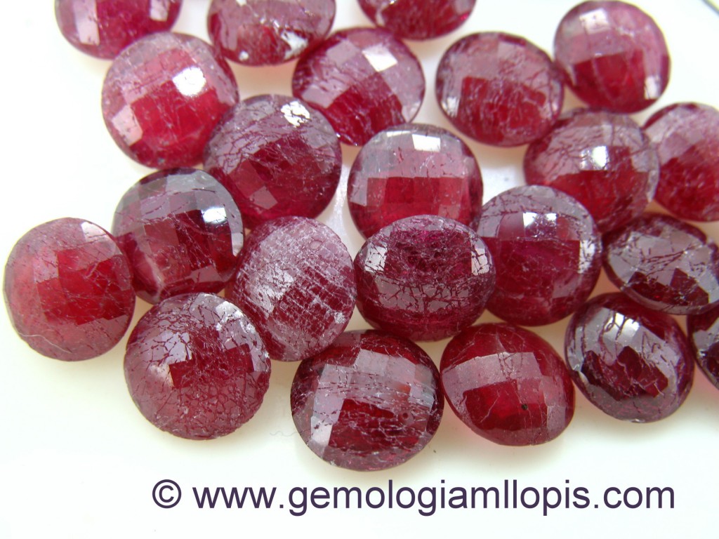 Aspecto de los rubíes rellenos de vidrio después de estar sometidos durante 15 minutos en un bombo de pulir con palillos de acero