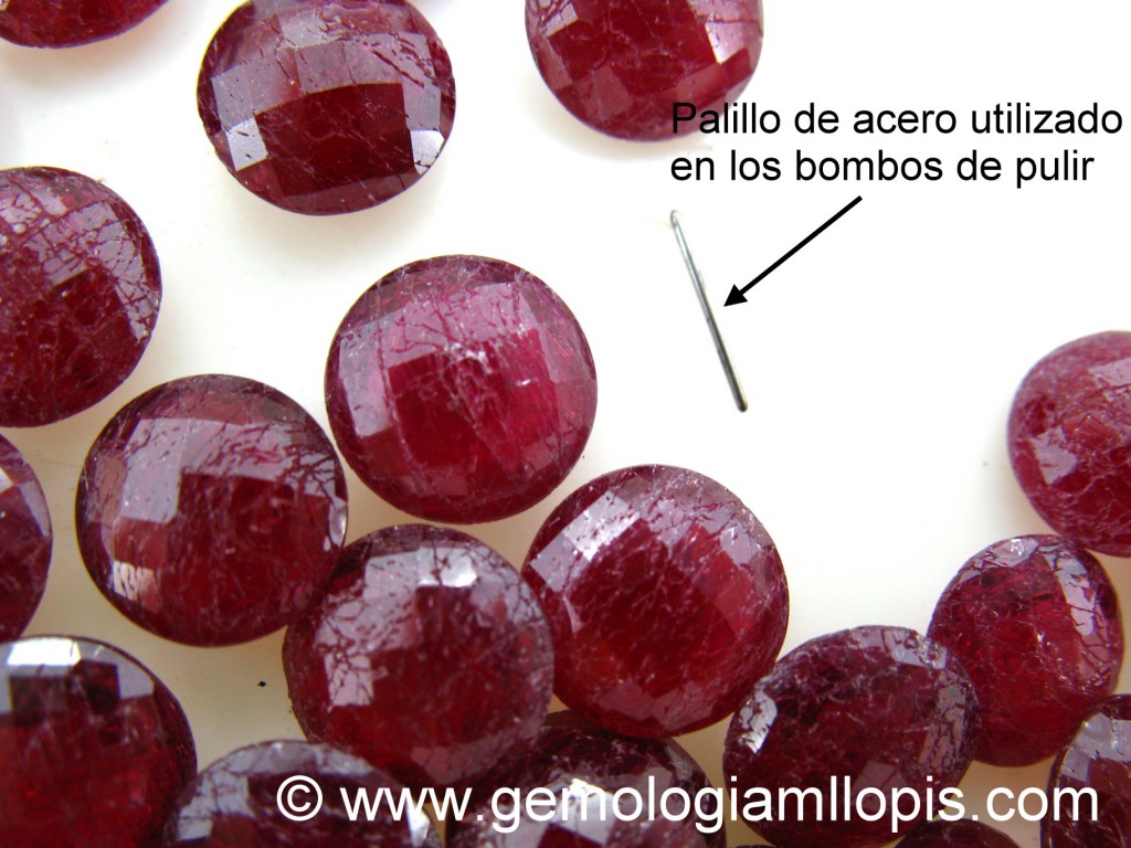 Ejemplo de una aguja de acero de las miles que hay en un bombo de pulir.