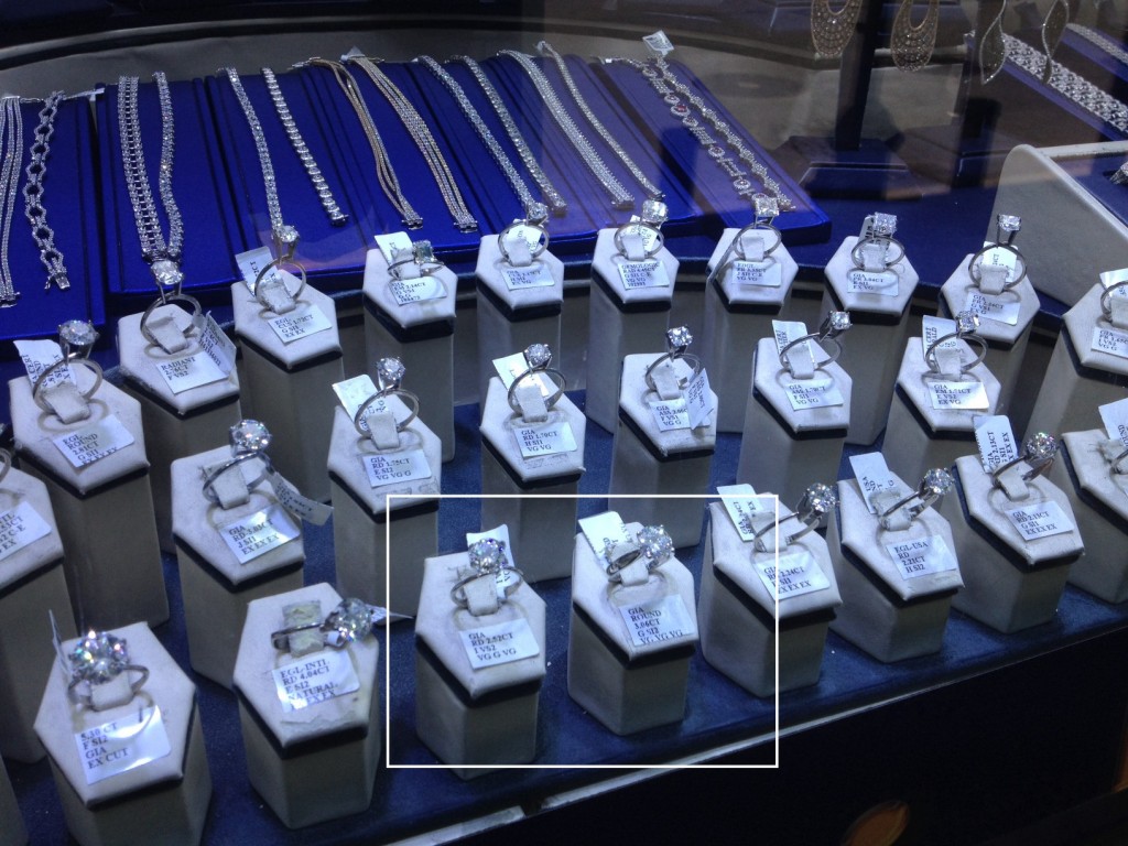 Escaparate en la calle 47 con solitarios de diamante certificados por el GIA