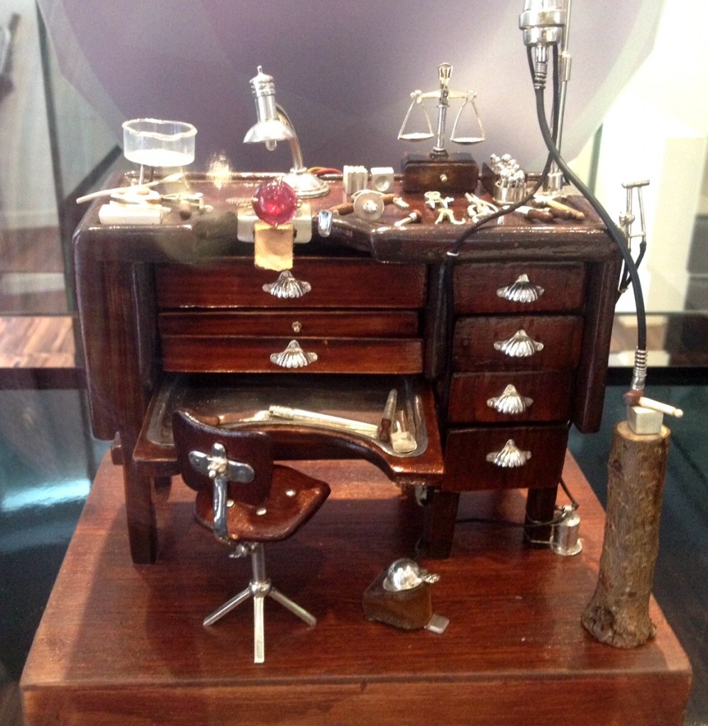 Miniatura con herramientas de un tabliz de joyero