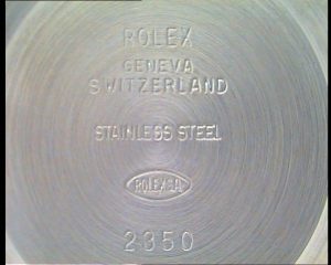 Grabados, marcas y punzones en el interior de una tapa de rréplica de Rolex GMT Master II