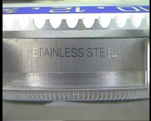 Grabado del tipo de metal en el lateral de na réplica de caja Rolex