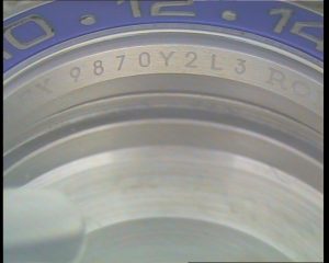 Grabado de numero de serie 9870Y2L3 Een el cerco interior de la caja que rodea a la esfera